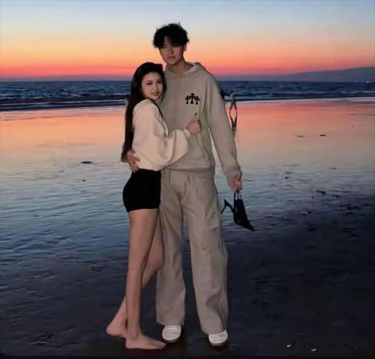 汪锋也会有怕的时候
     汪峰家的小苹果20岁恋爱了，她在社交平台上晒出了和