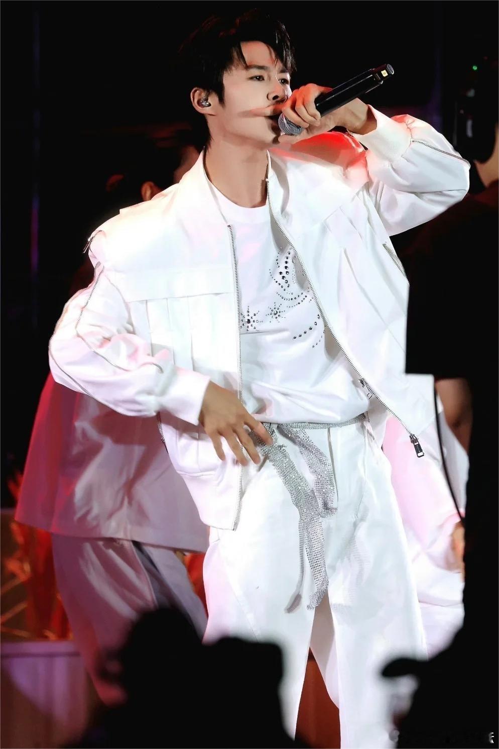 #卓沅25岁生日会舞蹈#卓沅对待每一个粉丝都是非常的用心，尤其是这样的舞蹈看得出