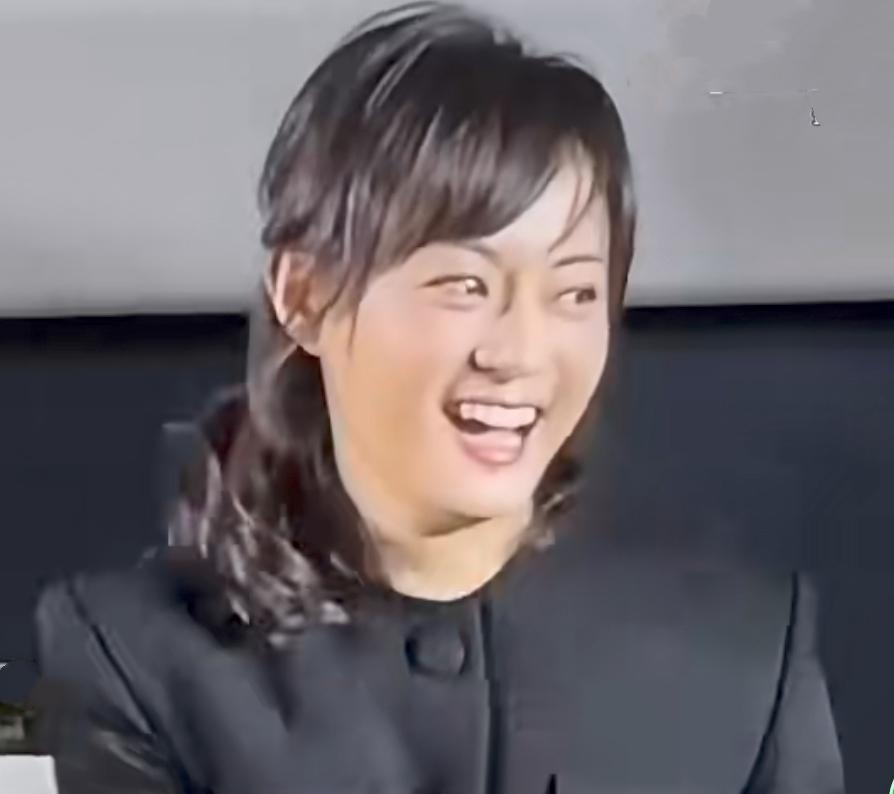 演员孙俪近日在社交媒体分享，陪女儿小花练恰恰舞，结果连续岔气了三天。
8月19日