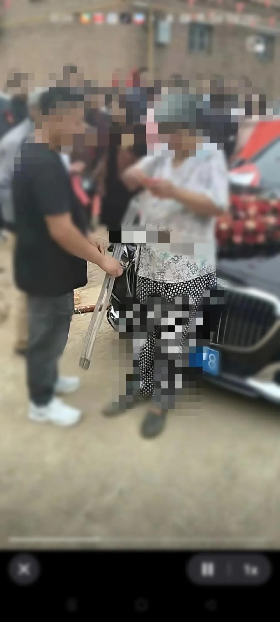 拦婚车要喜钱到底是哪个地方的风俗？
看了一个视频，一个拄拐的阿姨拦在婚车前不让走