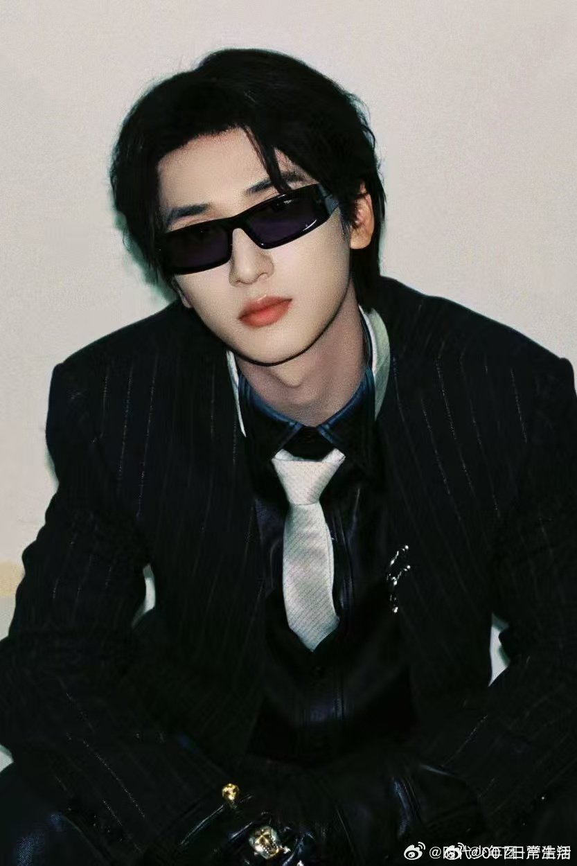 严浩翔墨镜焊在脸上了严浩翔一口气发了12宫格  依旧是墨镜酷boy🕶 