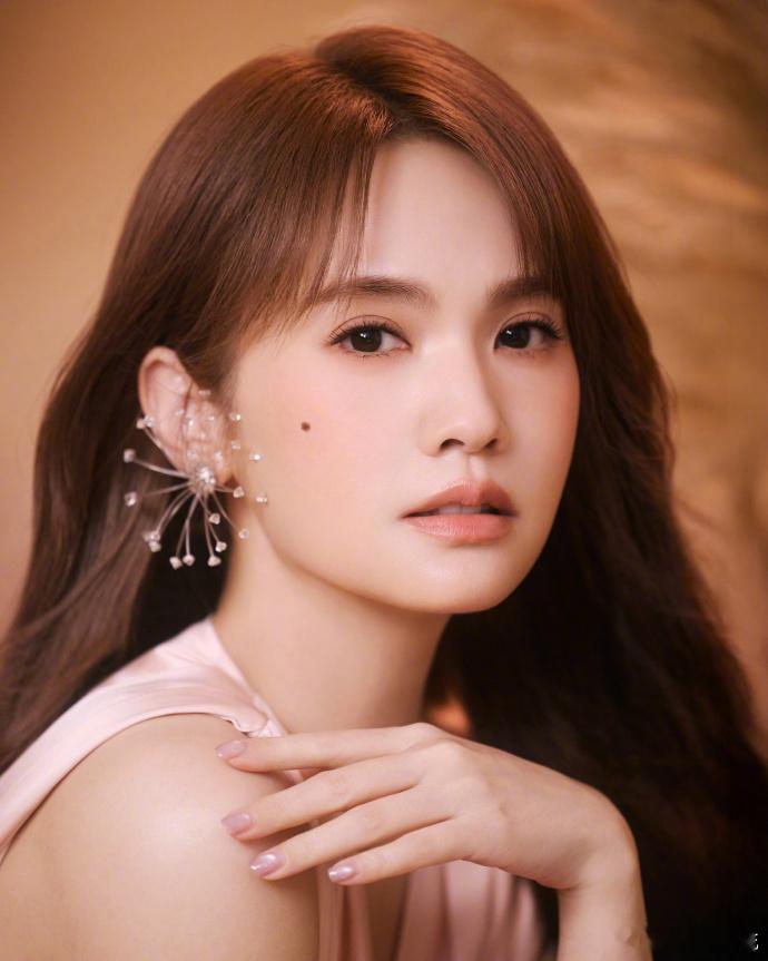 杨丞琳音色女王来的杨丞琳天赐的声音《爱河》带来舒适的听歌体验！声线轻柔细腻，演唱
