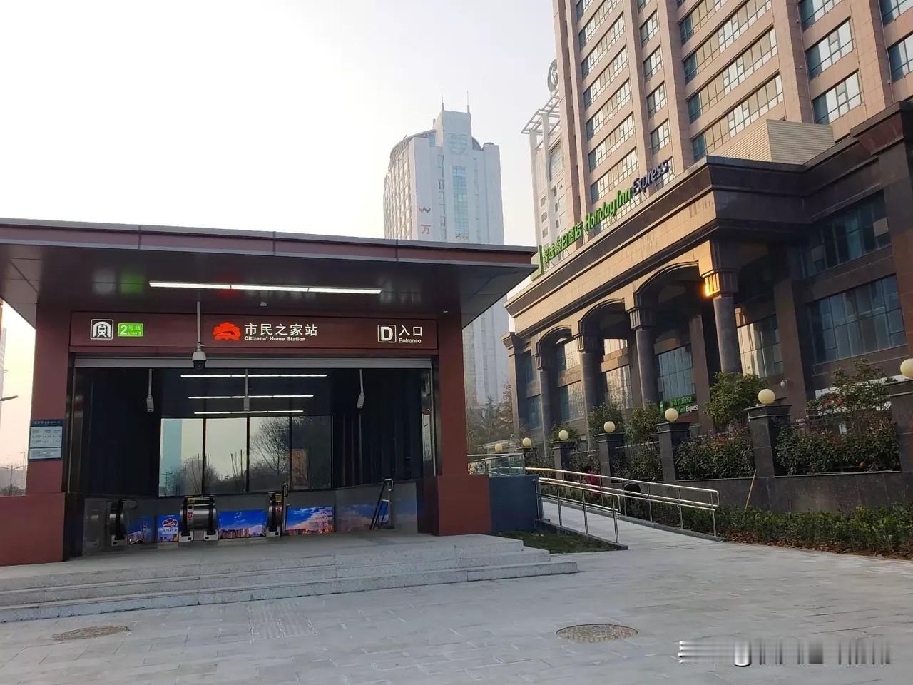 昨天在地铁出站口差点与一位小姐姐相撞，惊出一身冷汗，事件过程与“青岛行人安全距离
