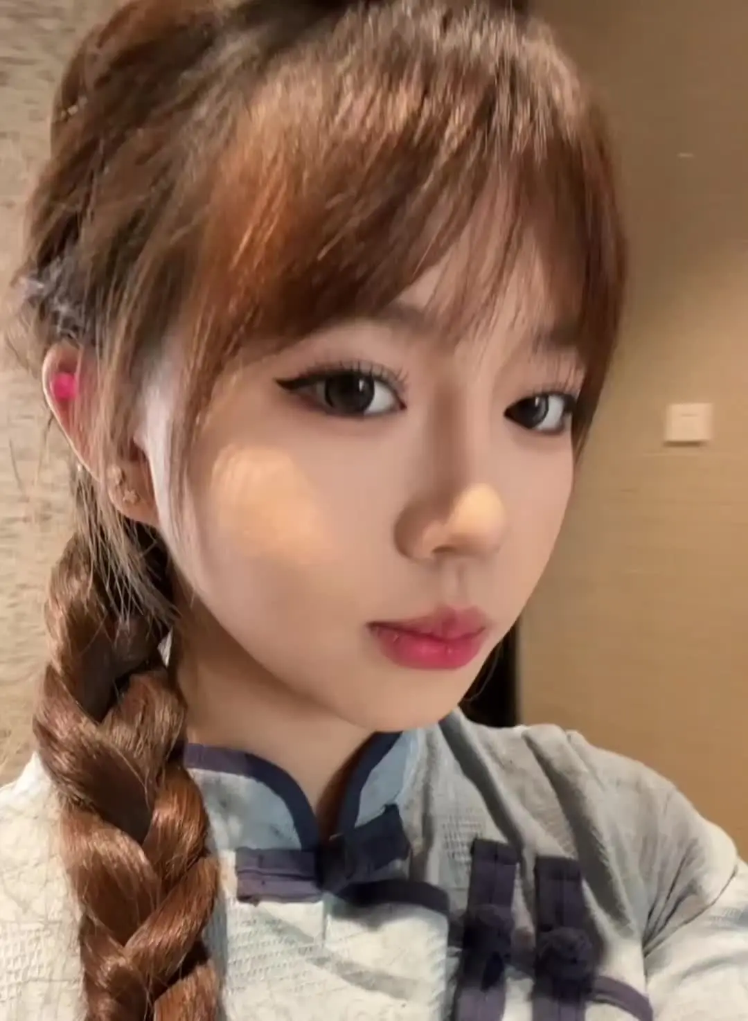 她希望现在的生活淡淡的平静就好 幸不幸福的这种话题 也不太想提起 先过...