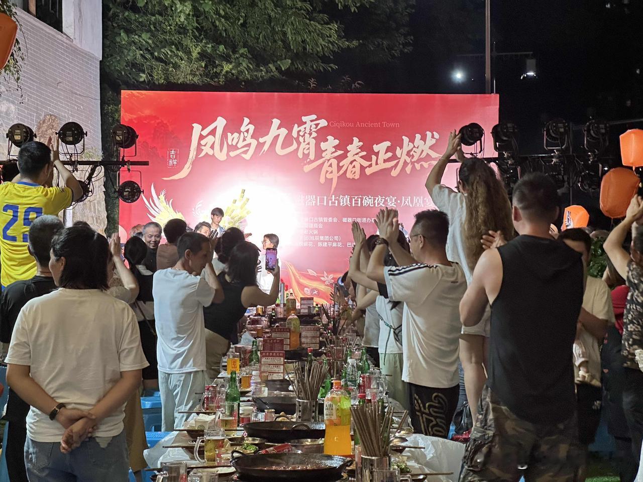 为了迎接今年夏天第一个38度高温的大驾光临，重庆人，今晚彻底沸腾起来啦！7月4日