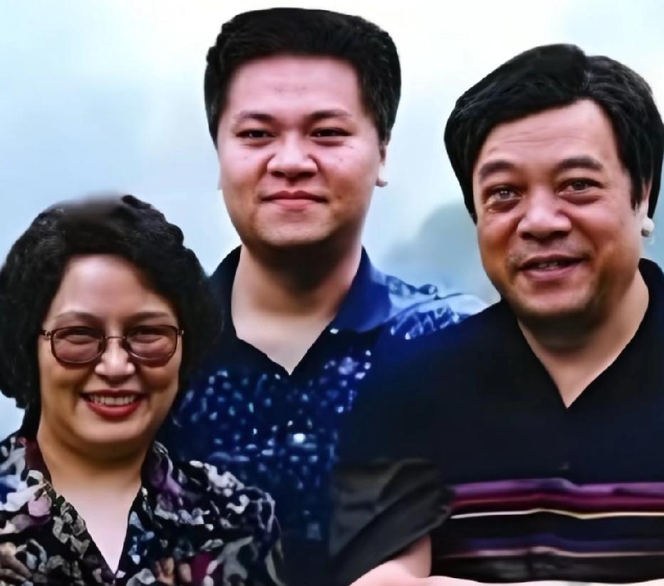赵忠祥生前与妻子、儿子的一张留影，儿媳妇是王文澜的表妹当年大媒人是倪萍。
这张老