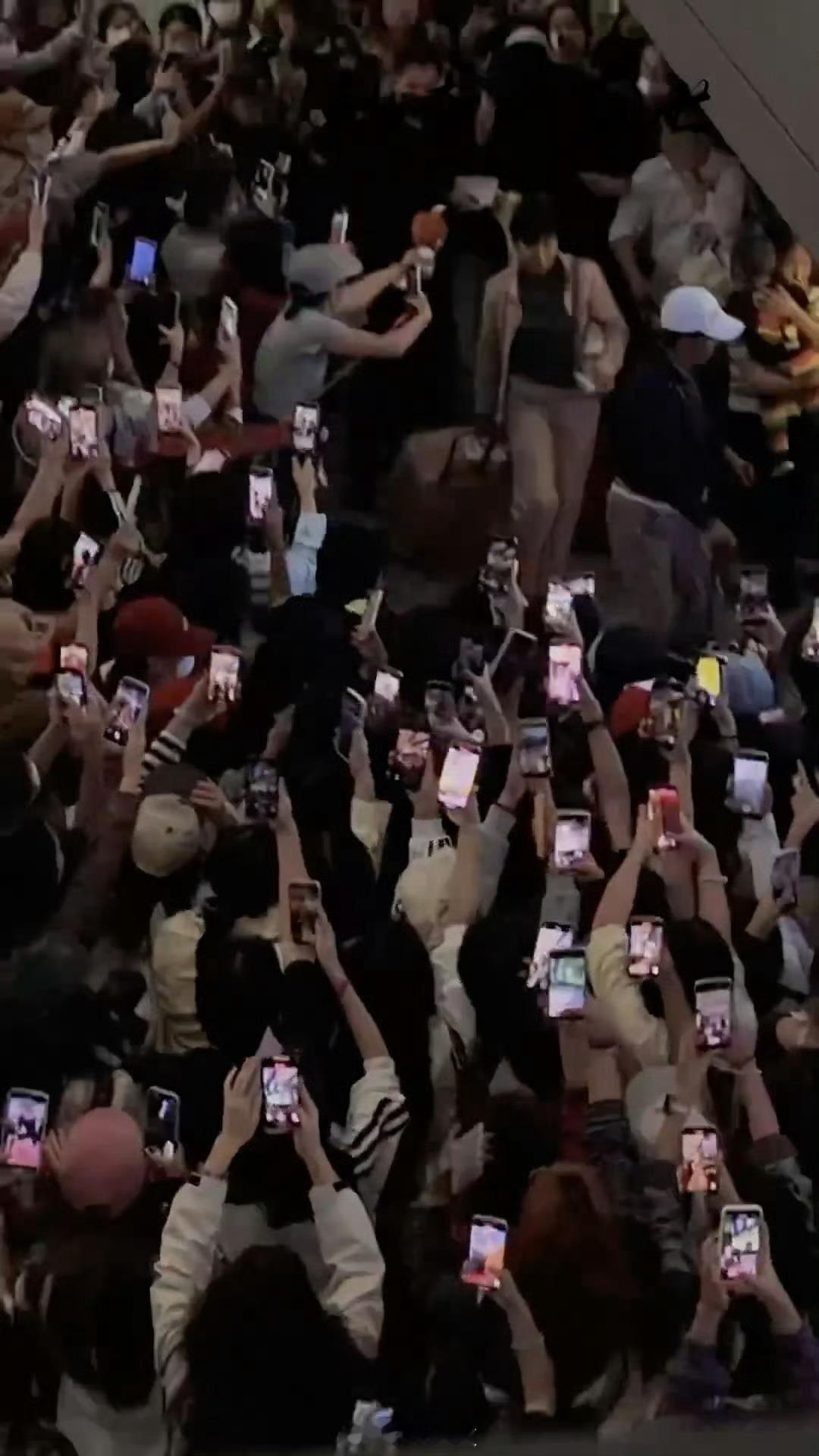 徐振轩是真的火了 ​​​用时三周，徐振轩超话从银三→金一→金二→金三[耶][流鼻