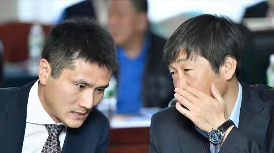 相信邵佳一任国家队主教练高洪波是支持的，因为兄弟俩向来感情不错。
实话实说，高洪