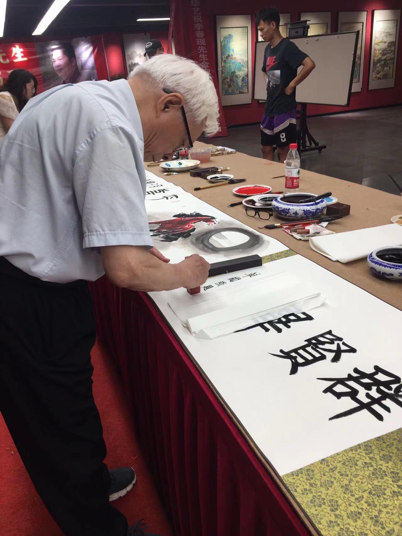 故宫博物院副院长，央视鉴宝专家单国强。中国画技法丛书主编，河北国画院副院长邢立青