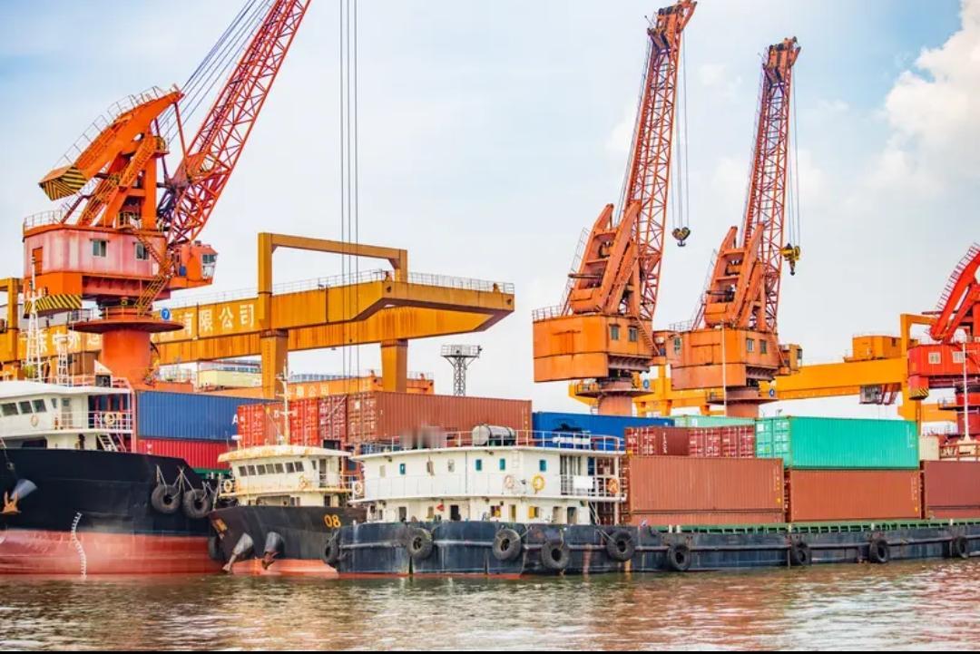 中美经贸关系一直是“谈谈打打，打打谈谈”。从数据看，1979 - 2023年双边