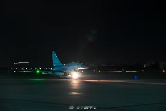 军号小夜灯 星月为伴，战鹰翱翔天际，守护每一盏安心的灯火。晚安~（王紫箫 张萌 