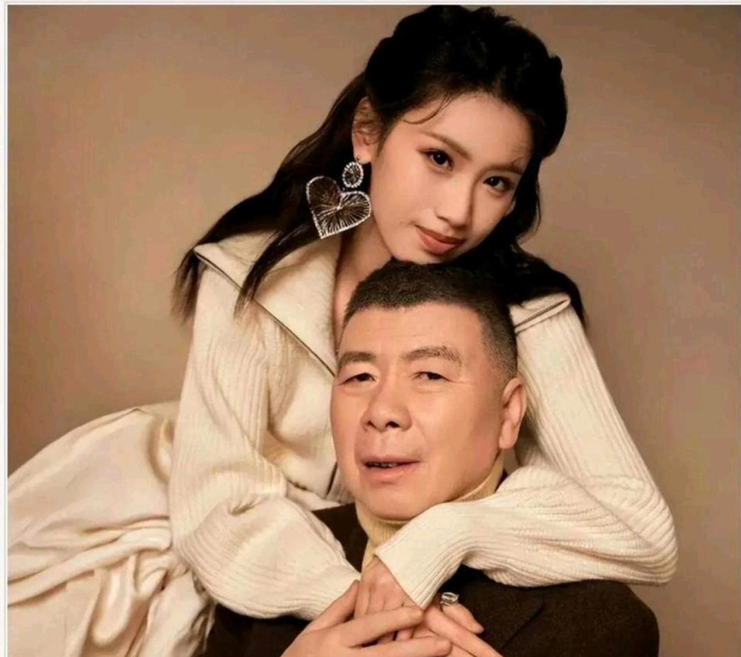 冯小刚洛杉矶机场送徐朵返校，贴脸蹭一下，随口喊声“宝儿”。

部分人炸了——"养