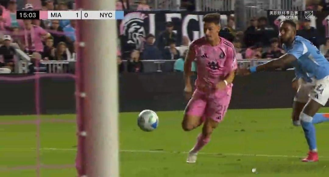 比赛第14分钟，阿连德阿先生小角度抽射破门，迈阿密国际主场1比0领先，网球运动员
