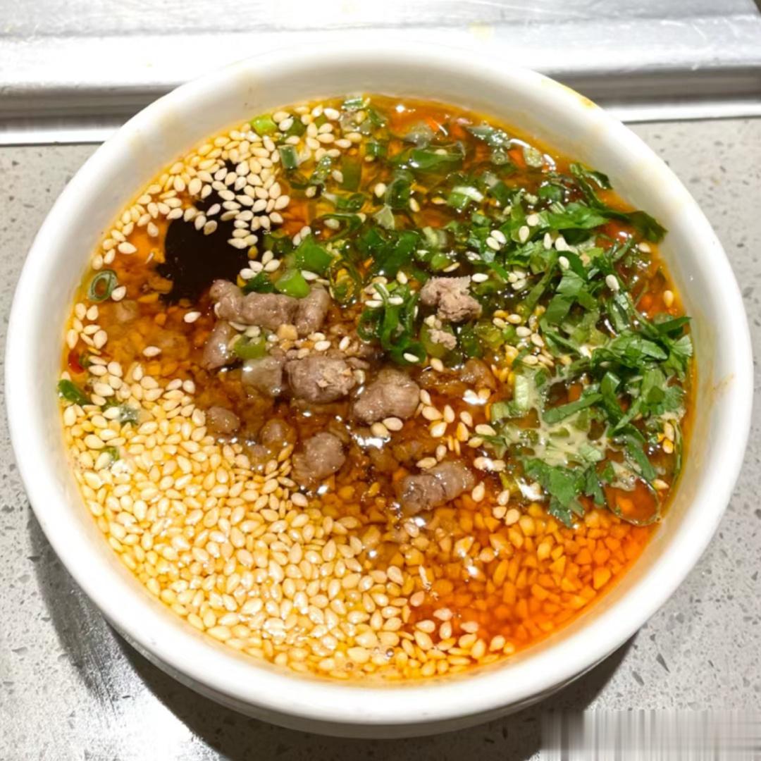 我调火锅蘸料的思路：总之什么都来一点吧。 ​​​