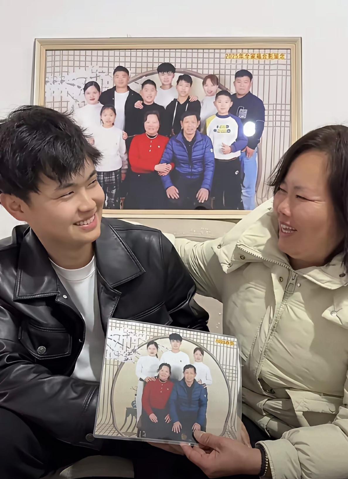 姐姐们家人们早：现在是早晨3点；看到被拐21年彭聪聪，认亲后彭聪聪，他10天内做