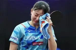 张本智和: 妹妹，又被孙颖莎虐了吧，咱不哭。
张本美和: 不是虐，是虐爆了，输得
