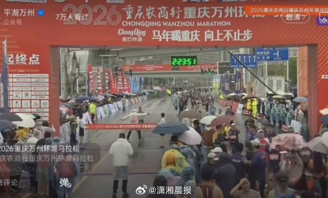 【重庆一#马拉松比赛冠军选手冲线时被阻拦#，#组委会回应马拉松比赛冠军冲线被拦#