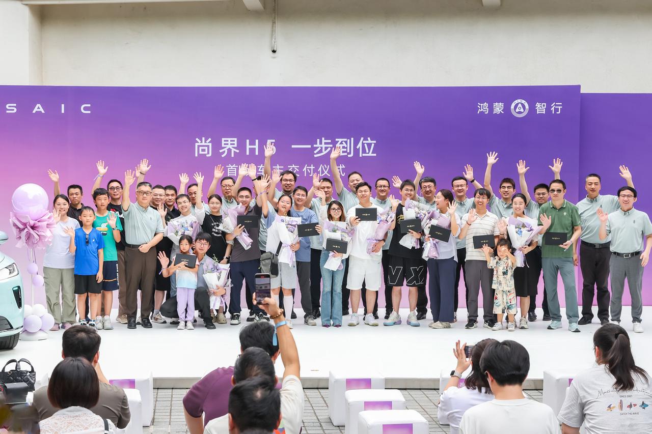 尚界H5以上海为中心，同步开启全国交付，交付现场还挺火爆，而且年轻家庭居多，增程