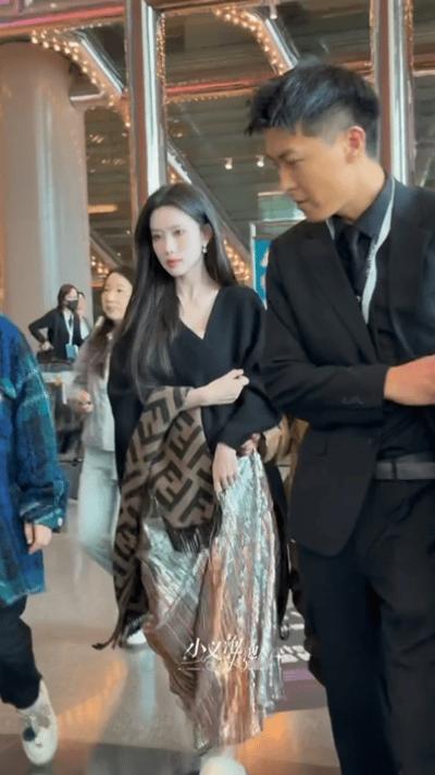 孟子义耀客发布会上班路透 谁还没看孟子义今天这身！耀客发布会路透曝光，整个人闪闪