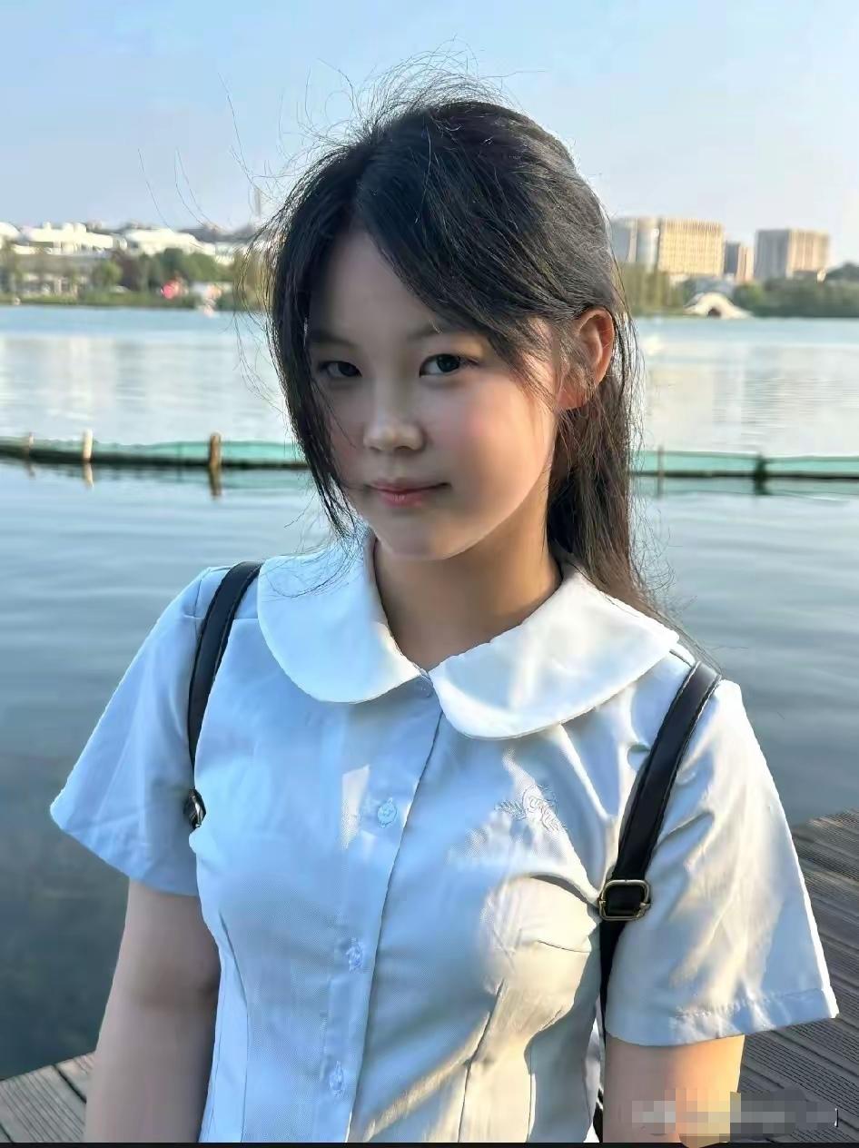 有的女孩一看就是天生的美人胚子！15岁，花一样的年纪！即便是穿着校服，也掩盖不了