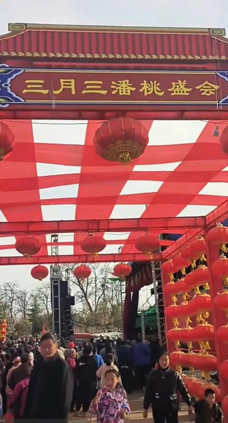 蟠桃盛会上赤脚大仙显身手
三月三这一日，天上人间都沉浸在一片祥瑞的氛围中。王母娘