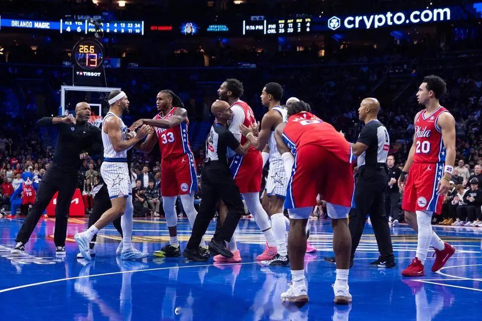 大规模冲突！魔术9人上双狂胜76人 布莱克31分创生涯新高nba 北京时间11月