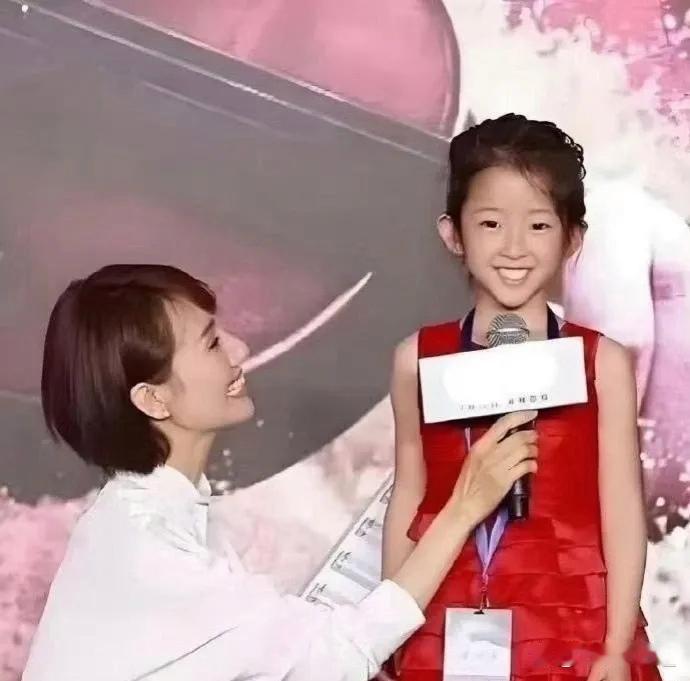袁泉和夏雨家的小姑娘长大啦，模样随了老爸，可那股子灵气，简直就是妈妈袁泉的翻版！