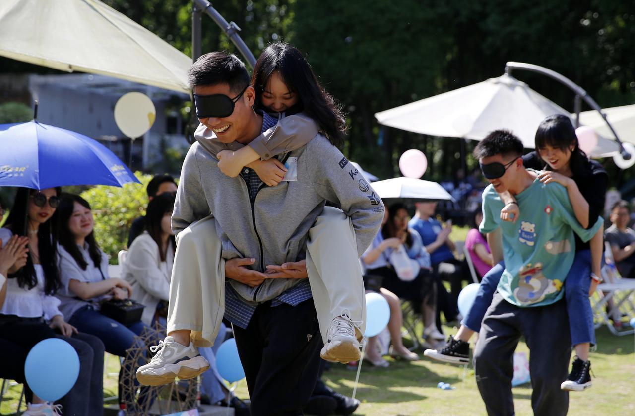 皮筋沙包纸飞机已备好 只差一个爱闹热的你重庆青年在拆什么脱单盲盒
11月8日，由