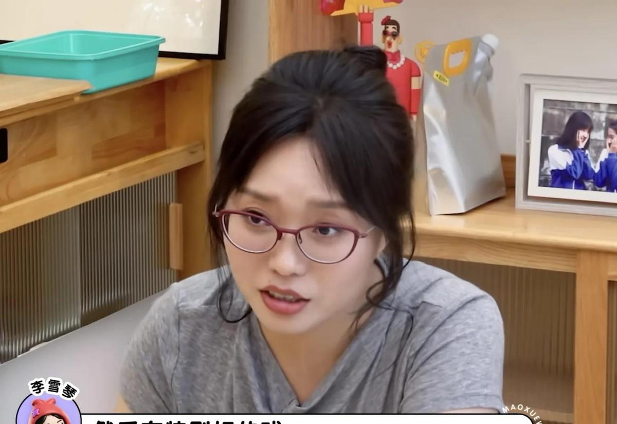 镜头一响，昨儿个还冷战的旧相识，今儿个照样得挽着手演恩爱夫妻。这跟咱老百姓管账房