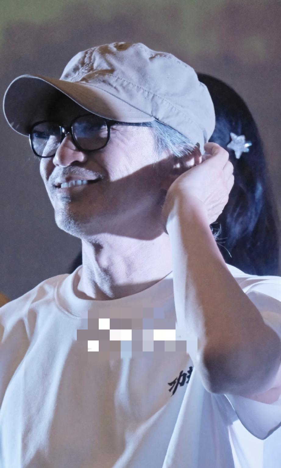 7月22日，周星驰带《功夫女足》在深圳路演，路人镜头下的他有了老人味，看着非常苍