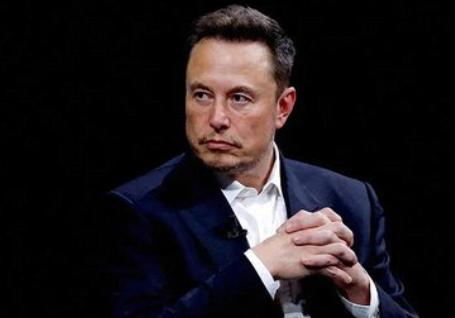 马斯克当着美国五星上将的面，直接把桌子掀了。
他说，到年底，中国的发电量，是美国