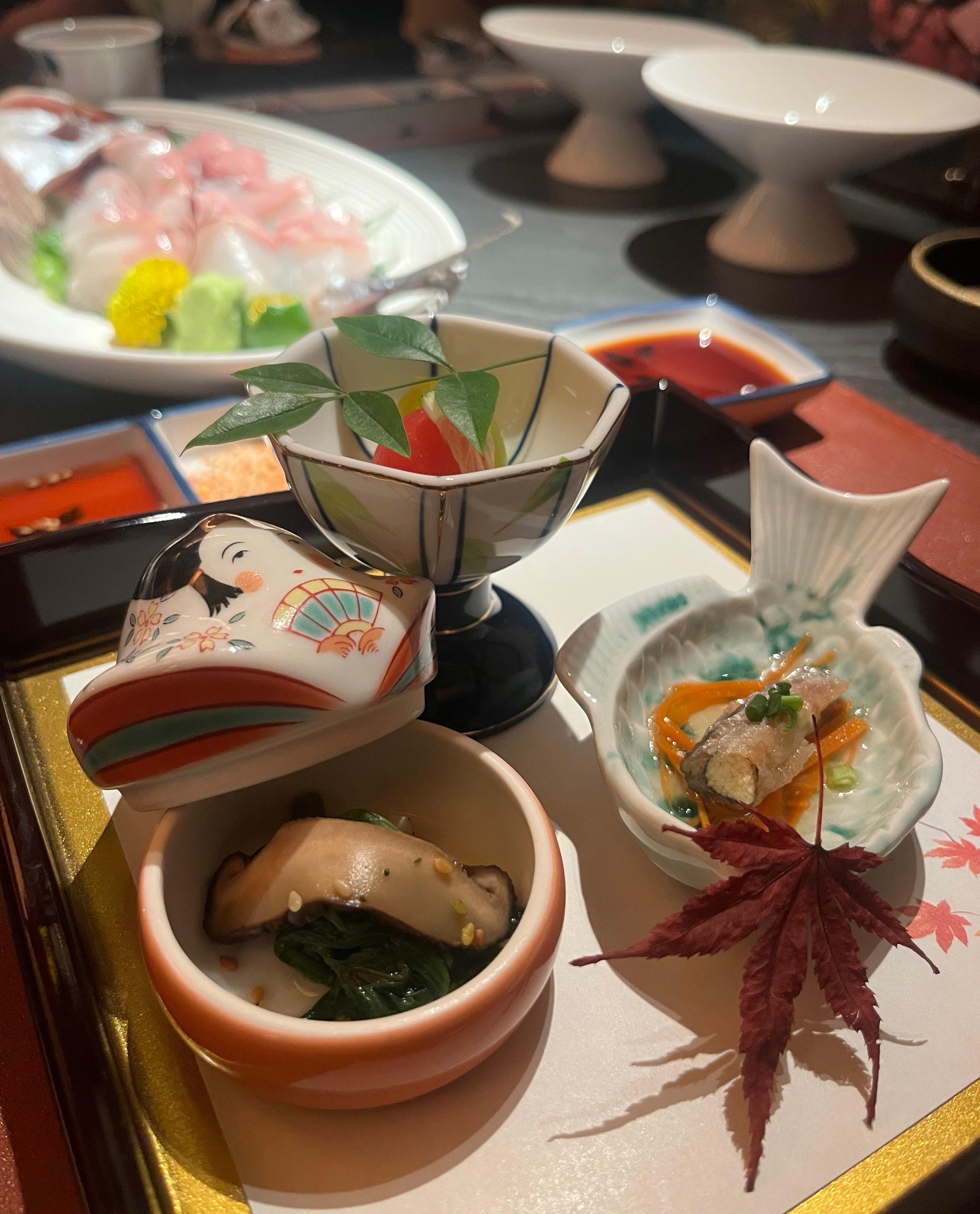 武士的牛·琥珀之宴🐮先付和风餐具一击即中少女心，开启一餐的烟火雅韵。熟成鲷鱼油