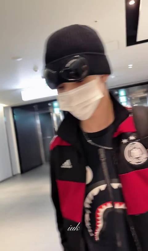 Daniel超话  以新发色上班的SMTR25 Daniel ​​​