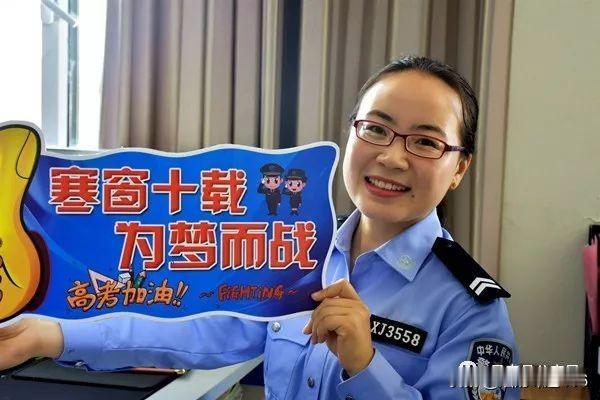 《七律·教师节致警营园丁》

警徽熠熠映朝阳，佳节尊师意韵长。
巷尾街头巡逻影，