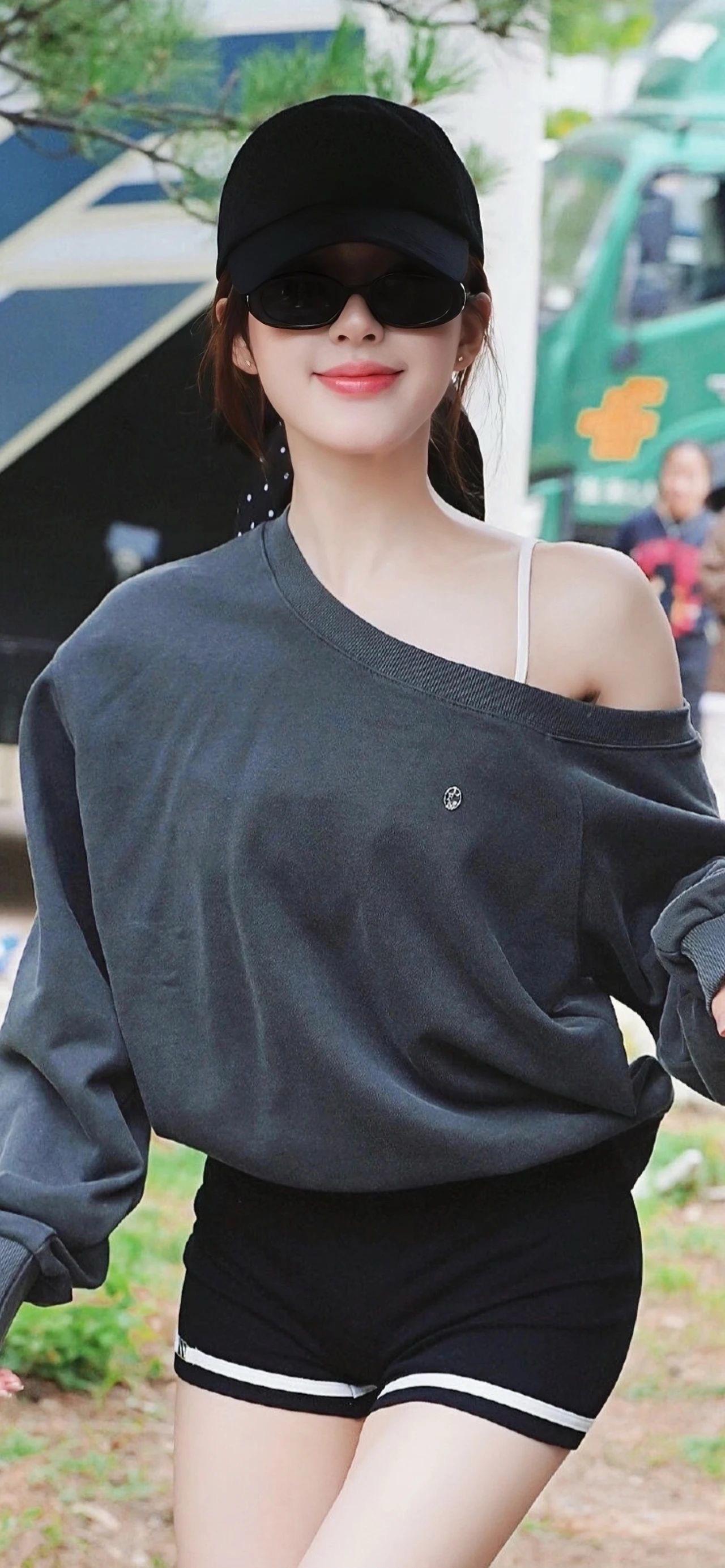赵露思  松弛感穿搭！