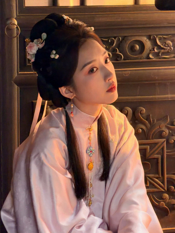 邓恩熙溢出屏幕的野心 在《花开锦绣》里邓恩熙把傅庭芸塑造得太出彩了，落难之后没有