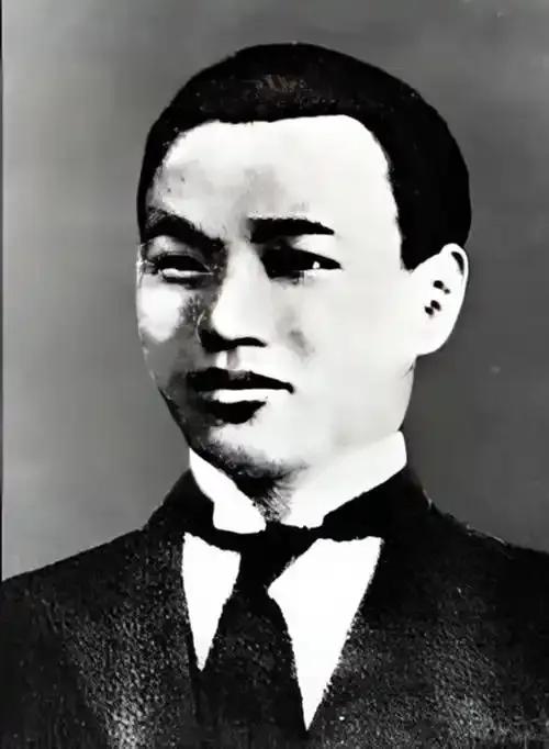 先烈陈乔年被敌人杀害后，身体上没有一块好肉，惨不忍睹。姐姐陈玉莹去收尸时，急火攻