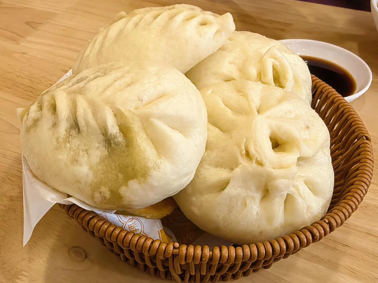 普通人该怎么鉴别茅台普通人喝口粮酒就行了，其实酱香味很多爱喝酒的人都喝不惯，要不