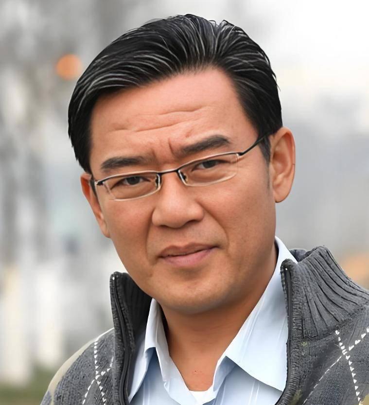 李立群这辈子没求过人，老了栽在三个孩子手里。 

44岁的大女儿不嫁，38岁的二