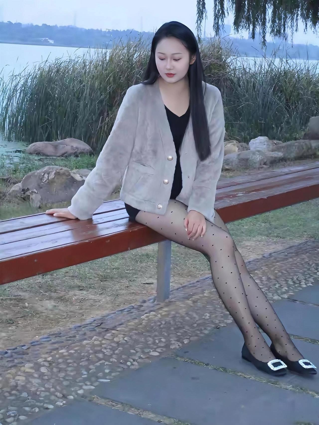 湖边静坐，黑发飘飘，秋风拂面，心旷神怡。