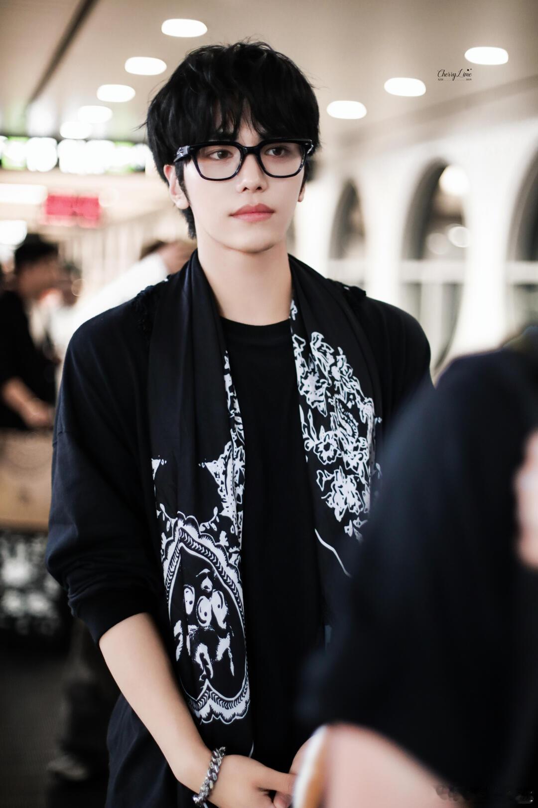 看《一路繁花2》这段有点意外！邵子恒帮何赛飞开箱子情急踢了下，事后主动道歉，说方