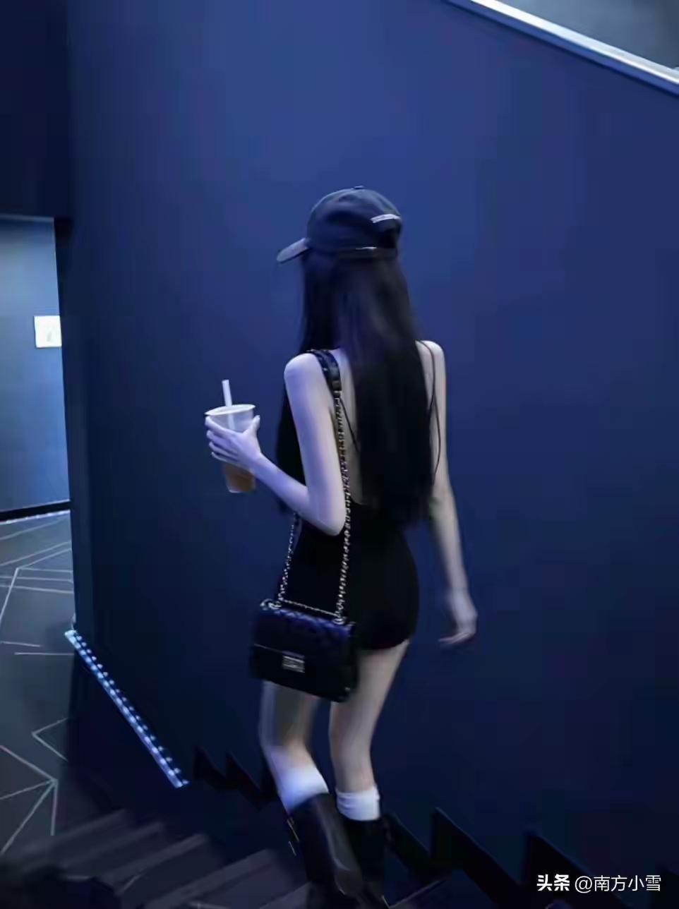 现在的电影院简直像个大型颜值聚集地，感觉全城好看的小姑娘都扎堆往这儿跑。
 
其