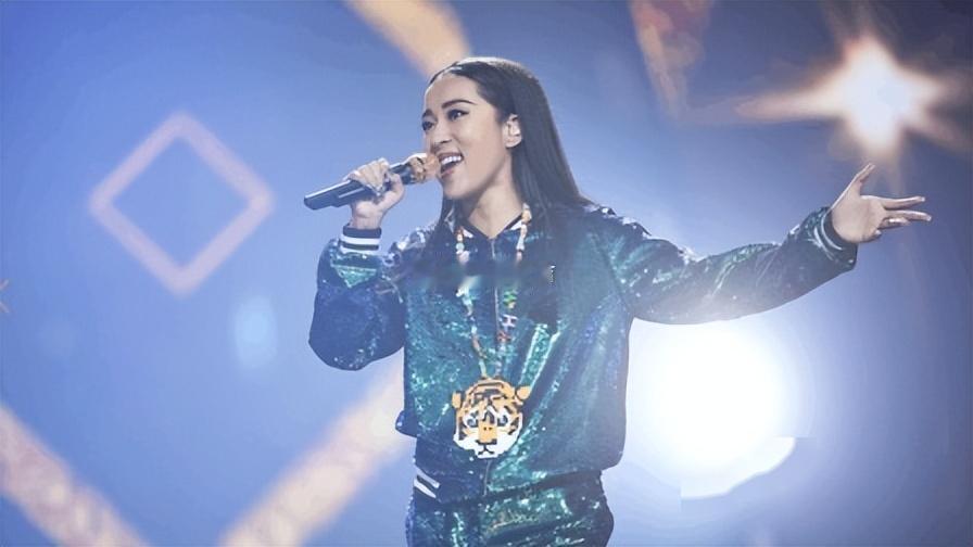 吉克隽逸舞台上被伴舞贴脸围拍舞台上的手机镜头像一面面镜子，照出了数字时代的我们—