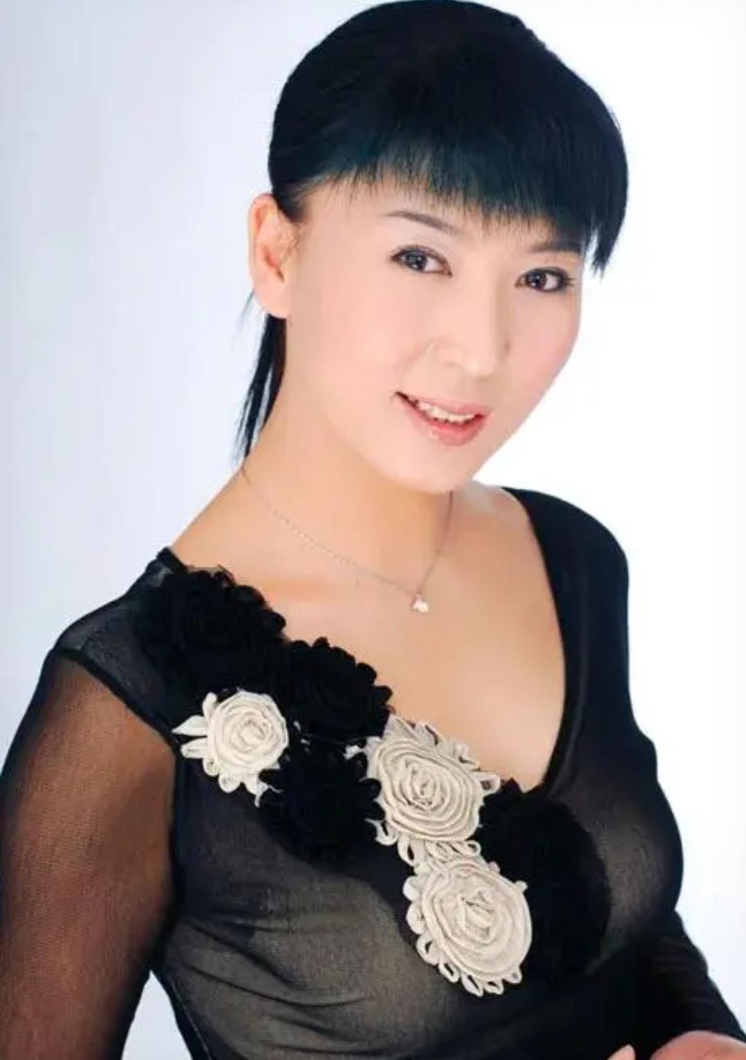 闫学晶亏大了！吐槽网友是“酸黄瓜”，代言疑解约，春晚节目不保娱乐 明星