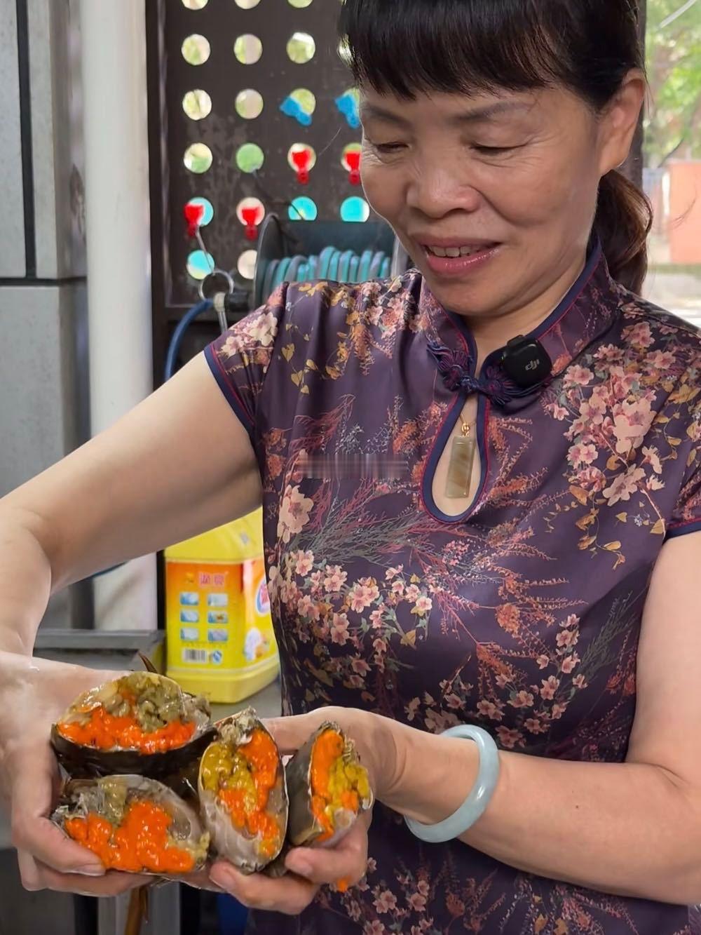 煎蟹女王因节目爆火后不敢躺平百厨大战《食神·百厨大战》最戳我的就是煎蟹阿姨，踏实