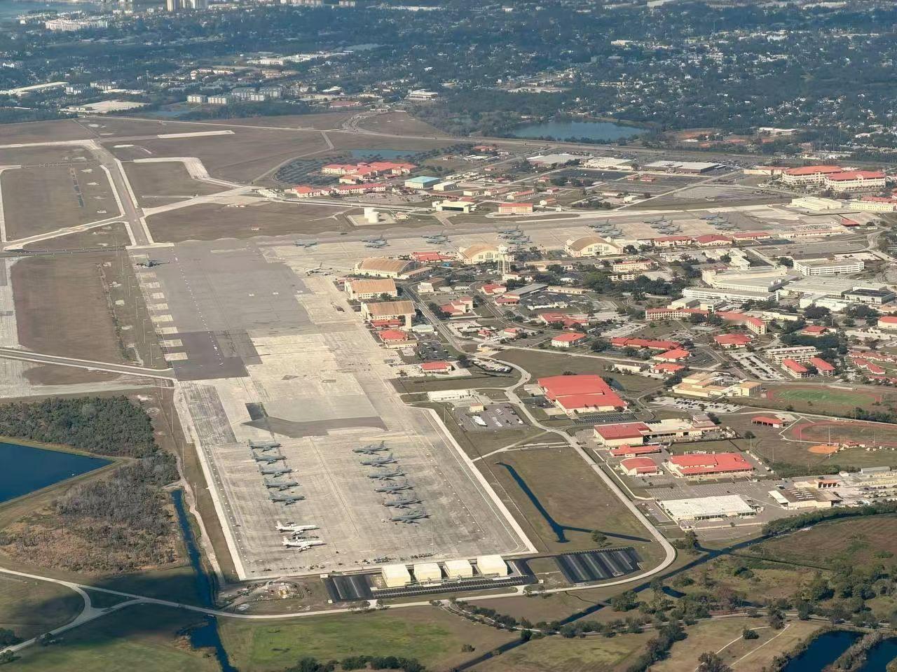 美军佛罗里达州的空军基地已经集结包括中2架E-3C"哨兵"预警机和28架KC-1