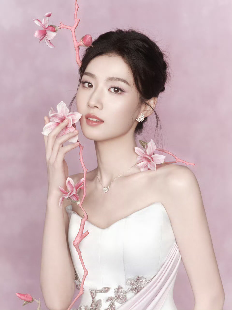 卢昱晓粉白渐变抹胸造型卢昱晓大花气质电视剧品质盛典 出圈美图惊艳众人！卢昱晓粉白