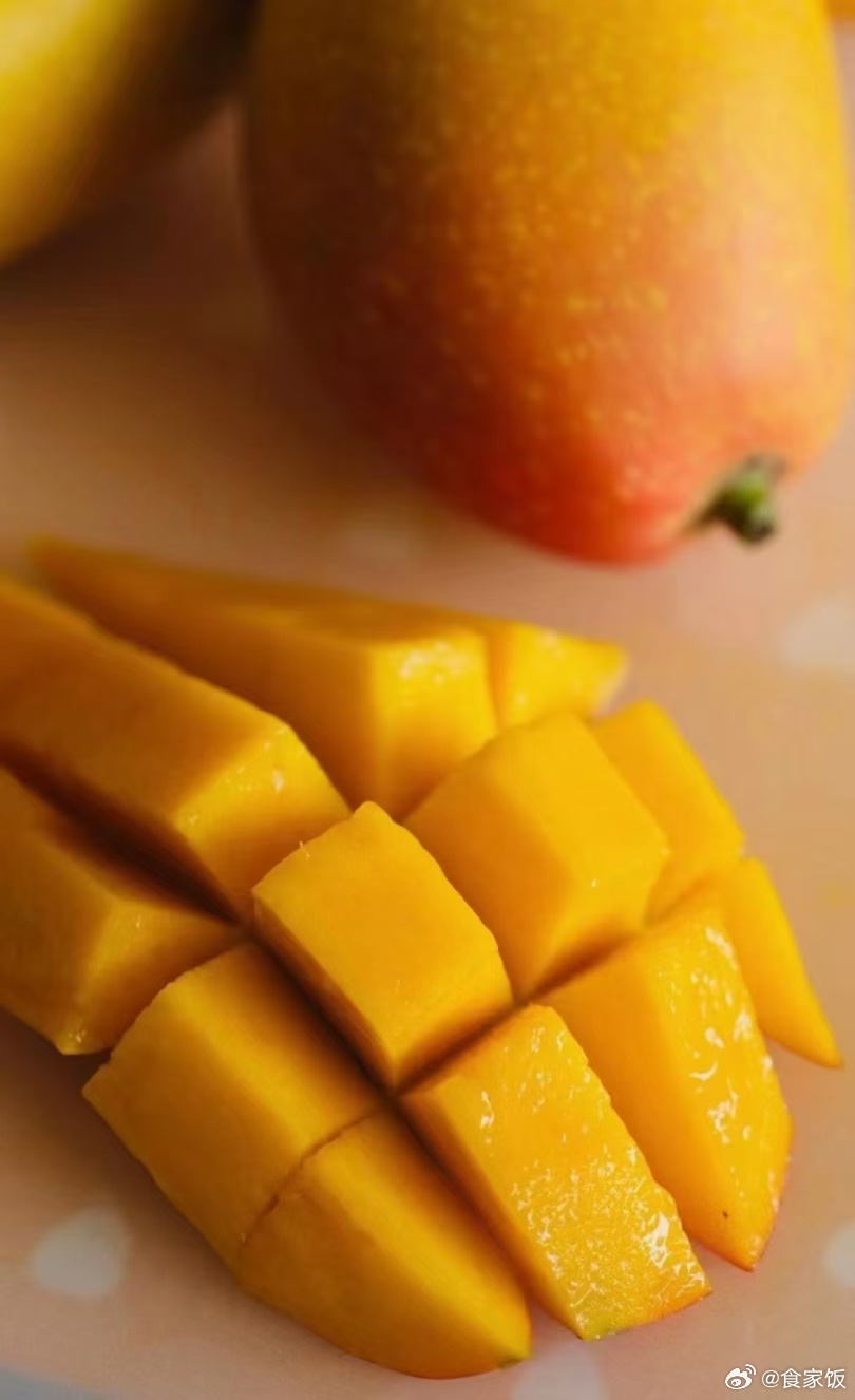 难得一枚树上熟。今年的树上熟贵妃芒果🥭来了。微·店：大红食品店