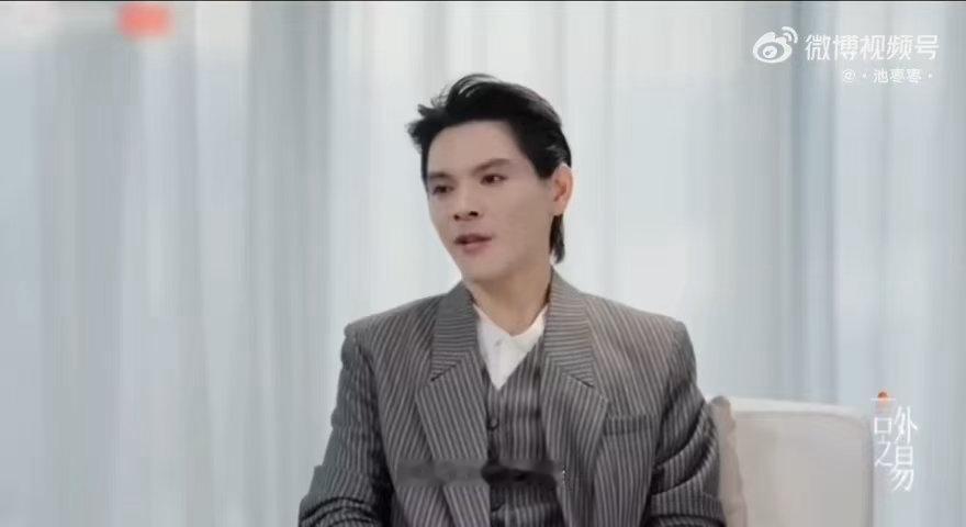 向佐 不是父亲是父母亲 向佐在采访里专门纠正这个说法的时候确实让人感受到他对家庭