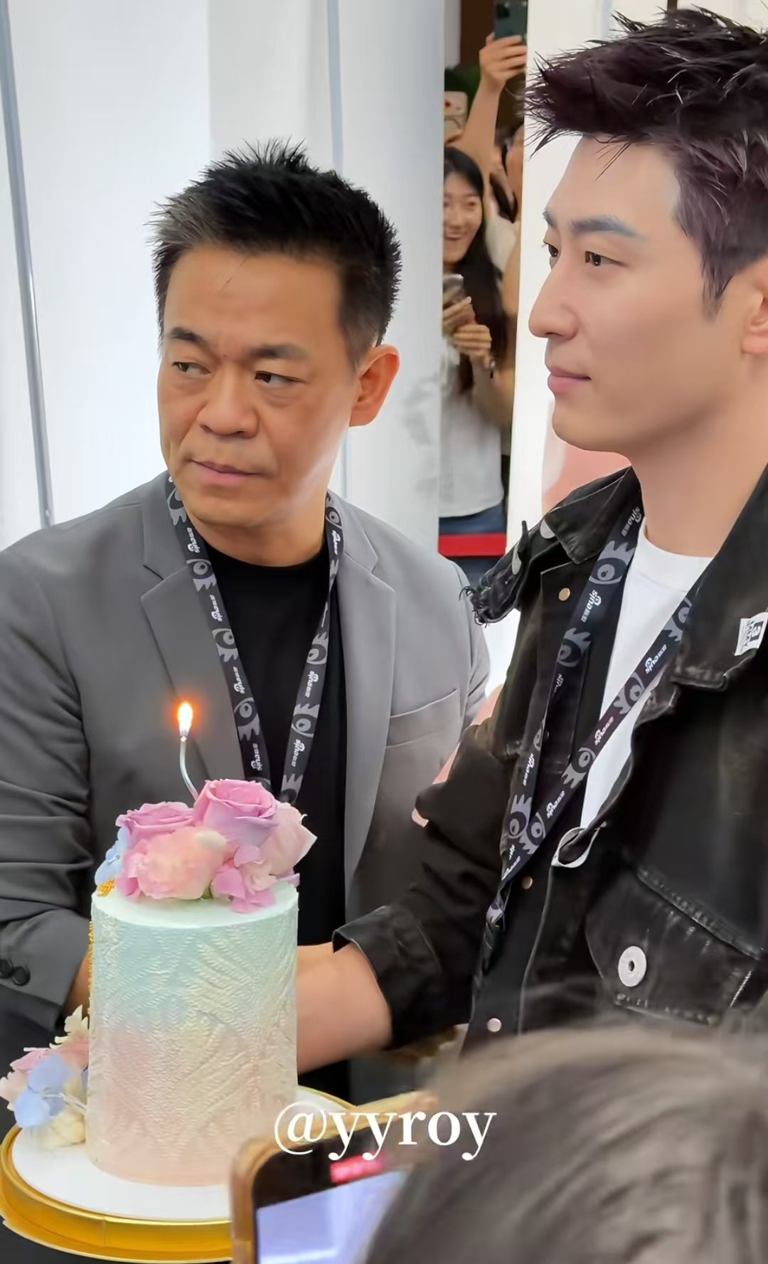 窦骁提前给刘浩存过生日窦骁扫楼时提前给刘浩存过生日了，贴心准备了蛋糕~窦骁给刘浩